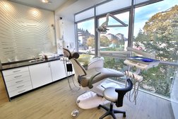 Семейная стоматология SimClinic, с рейтингом 4.9 - находится по адресу Сочи, микрорайон Макаренко, Абрикосовая улица, 2/6 