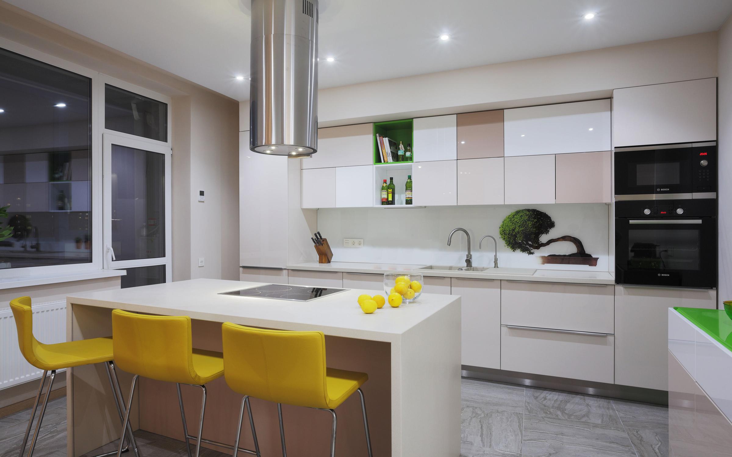 Интерьер кухни в светлых тонах и минималистском стиле