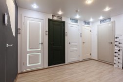 Dveře salonu na stanici metra Yuzhnobutovskaya na ulici Gorčakova