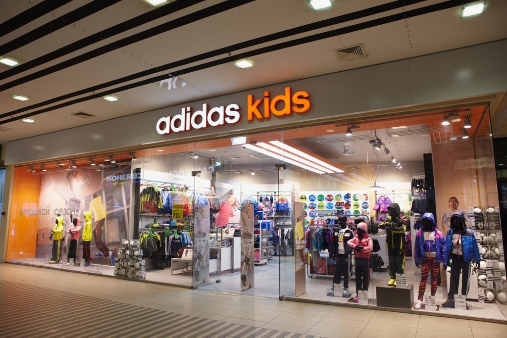 Адидас калининград. Adidas Kids в ТЦ Европа. Adidas Kids фото магазинов. Магазин адидас в Калининграде.