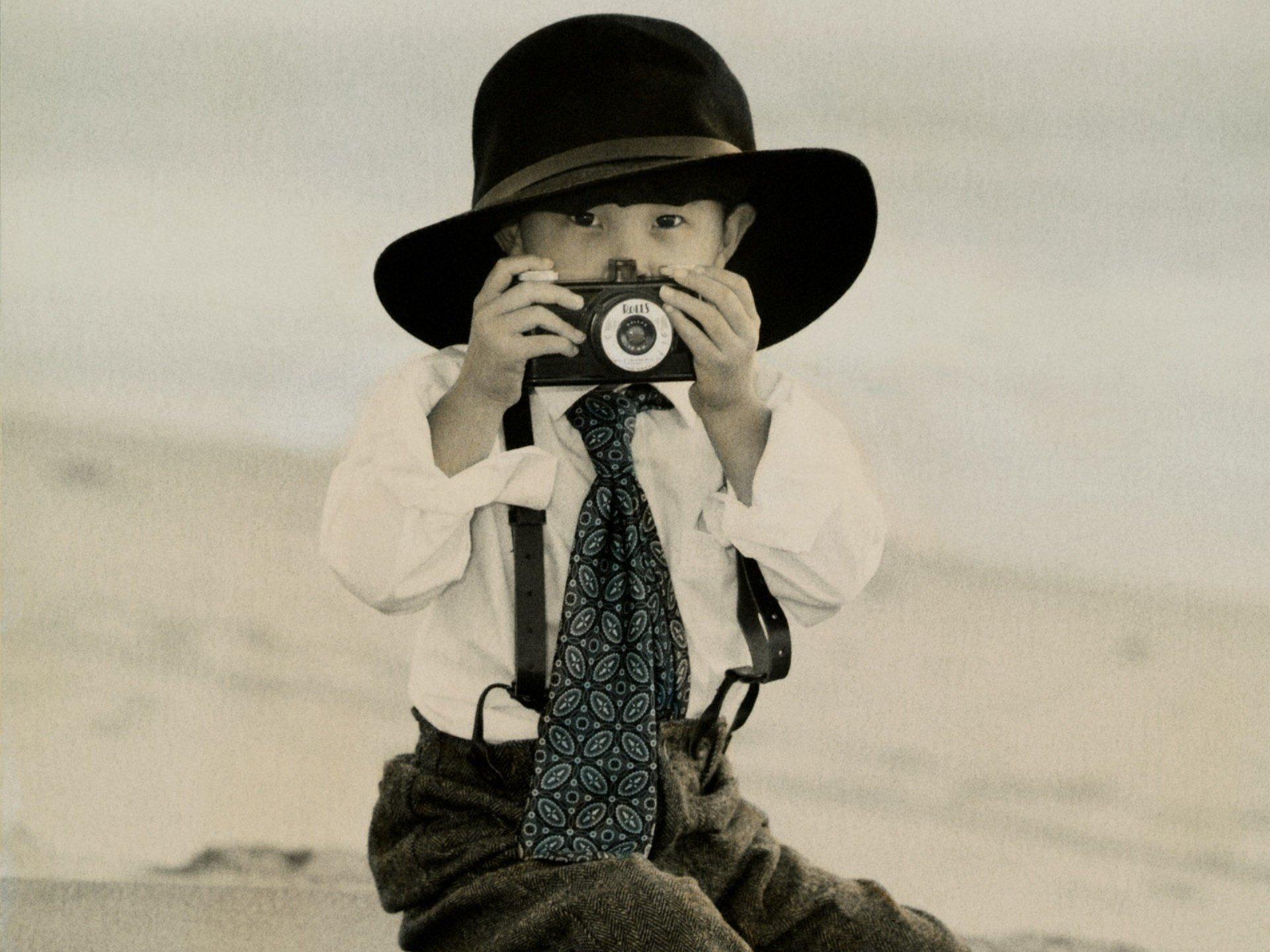 Фотограф сфотографировал террориста. Шляпа для мальчика. Фотоаппарат для детей. Парень с фотоаппаратом. Малыш с фотоаппаратом.