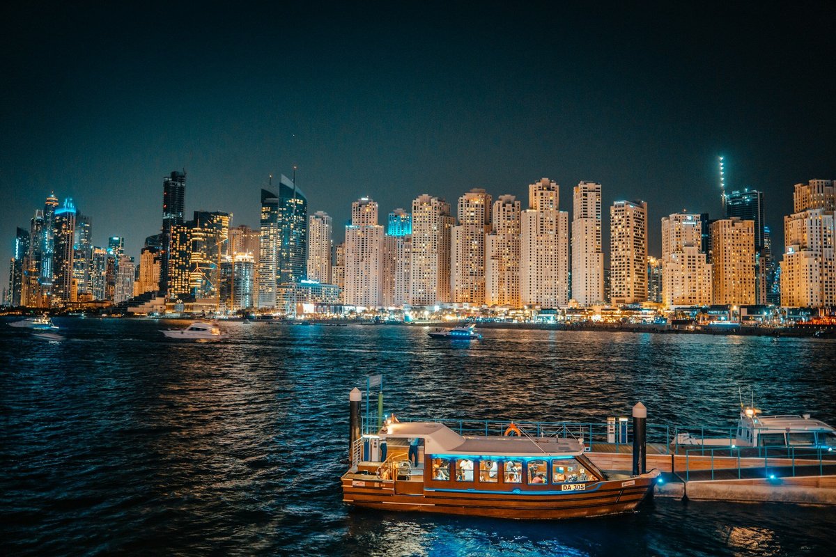 Ночной Дубай: дома на берегу моря, лодки у причала