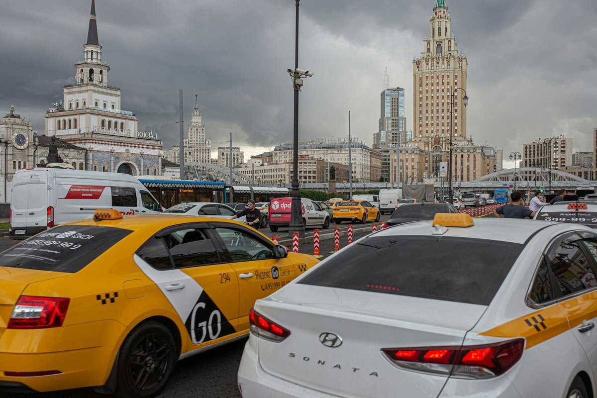 Вид на проезжую часть с автомобилями, Казанский вокзал и другие архитектурные сооружения