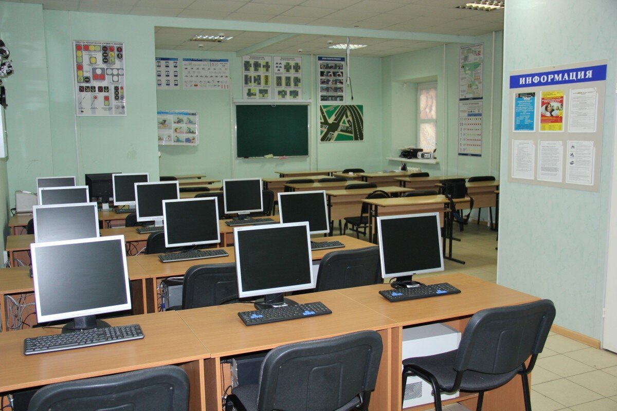 Телефон центра подготовки. Компьютерные классы. Украшение для компьютерного класса. Компьютерные классы в детском саду. Политех компьютерные классы.