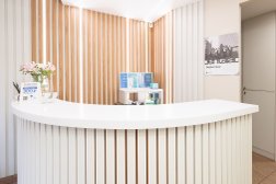 Стоматологическая клиника dentalab, с рейтингом 4.6 - находится по адресу Санкт-Петербург, Большеохтинский проспект, 10 