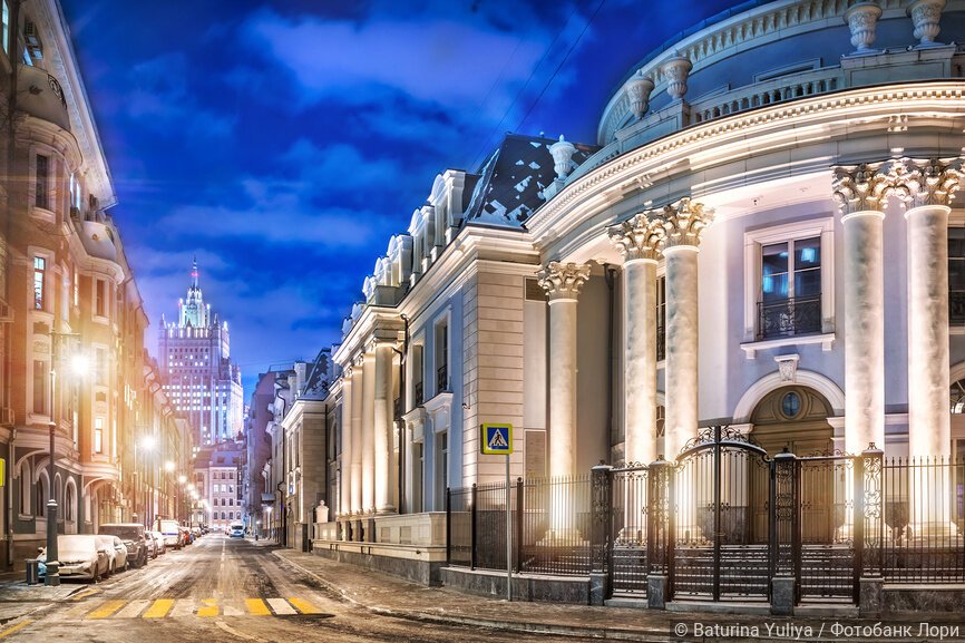 Старинные здания в Кривоарбатском переулке, Старый Арбат, Москва