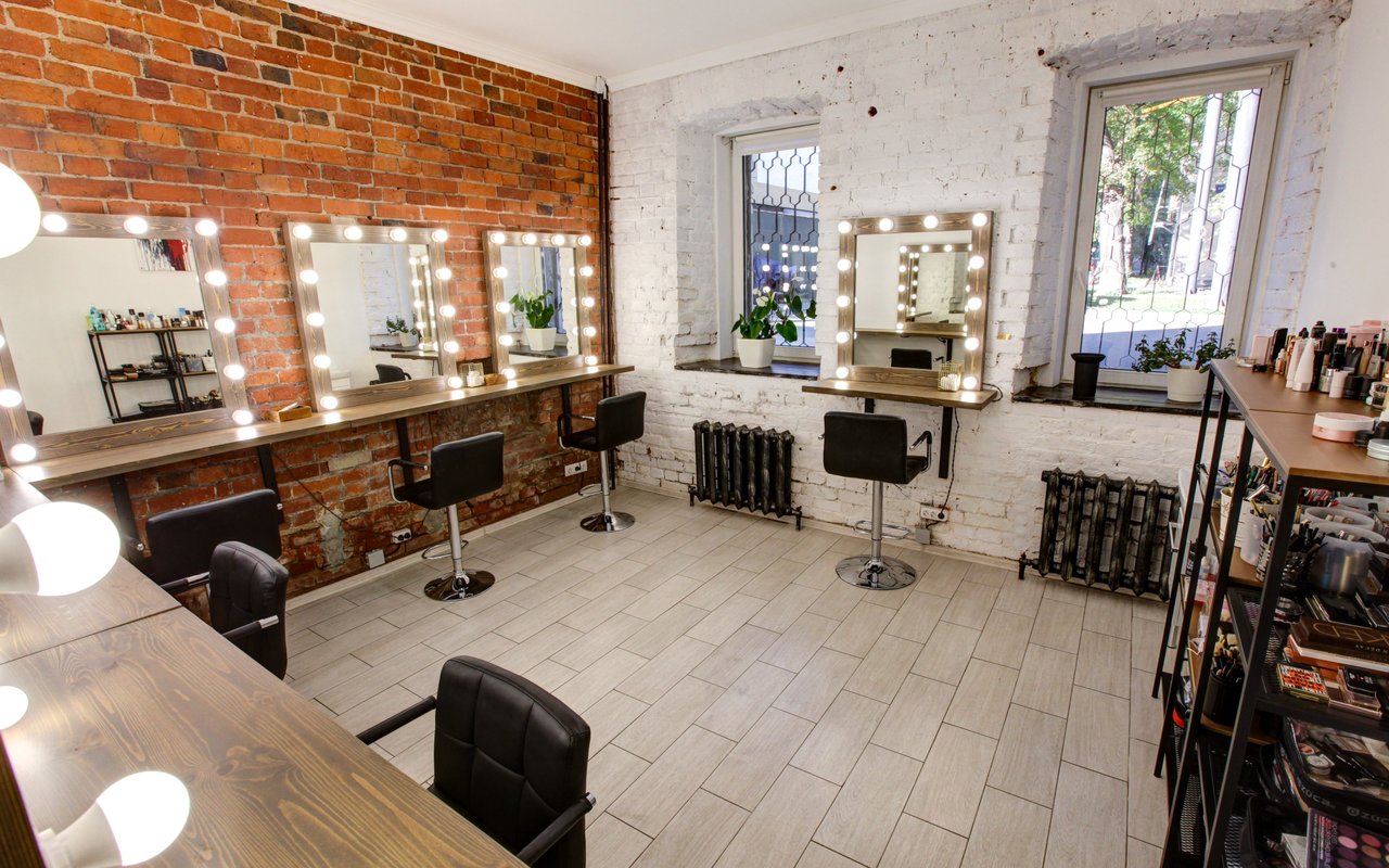 Салон культура москва. Парни с макияжем. Мастерклассс визажиста. Профессиональный макияж. Makeup cultura отзывы.