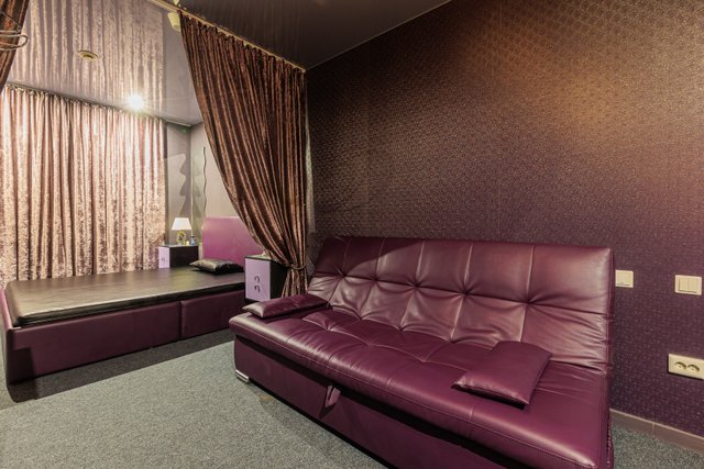 Порно жұлдыздары кеште бастықпен алдап жатыр