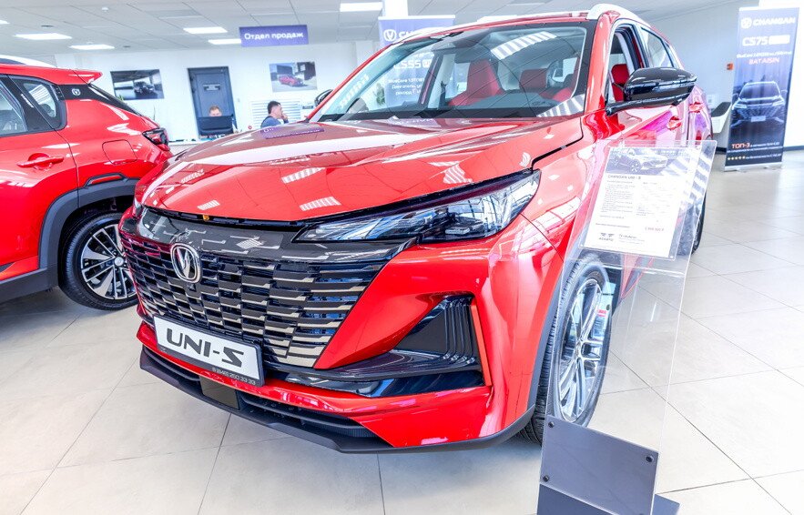 Красный автомобиль Changan UNI-S внутри официального дилерского центра