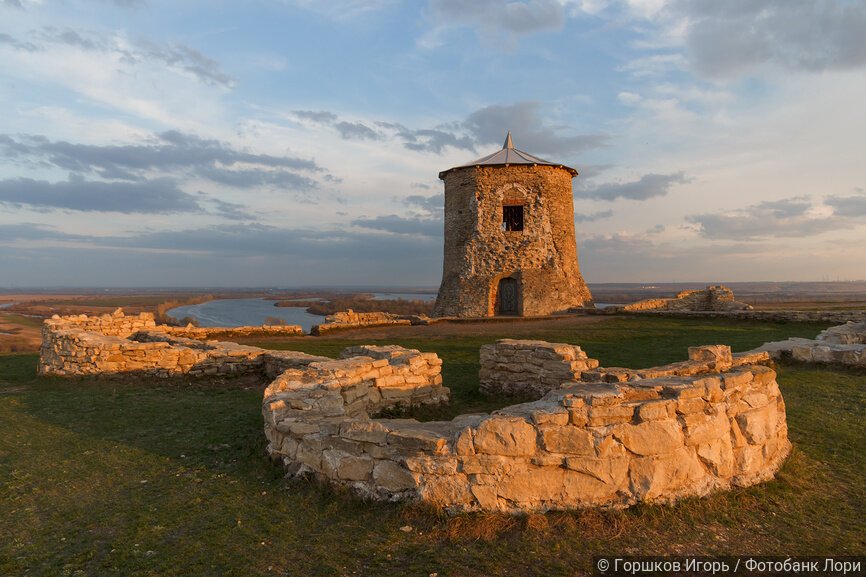 Древняя сторожевая башня и остатки фундамента Чёртова городища на фоне камских просторов
