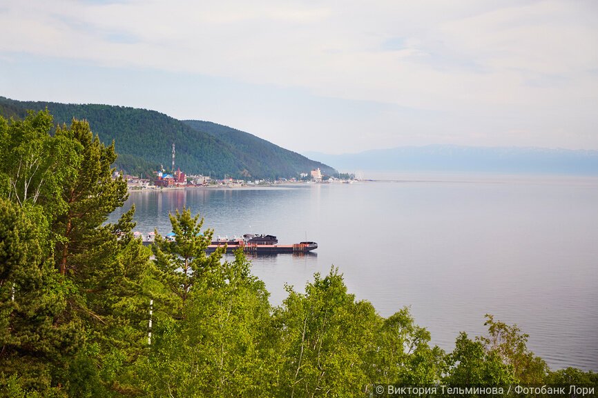 Вид на реку и берег с домами