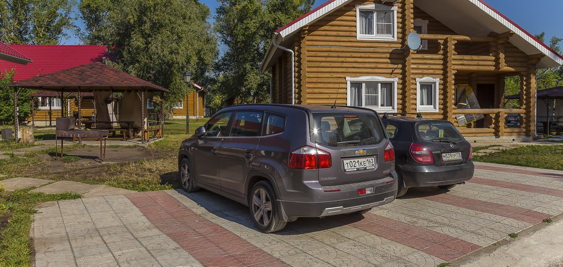 Тихая гавань новосибирск. Парковка у базы отдыха.