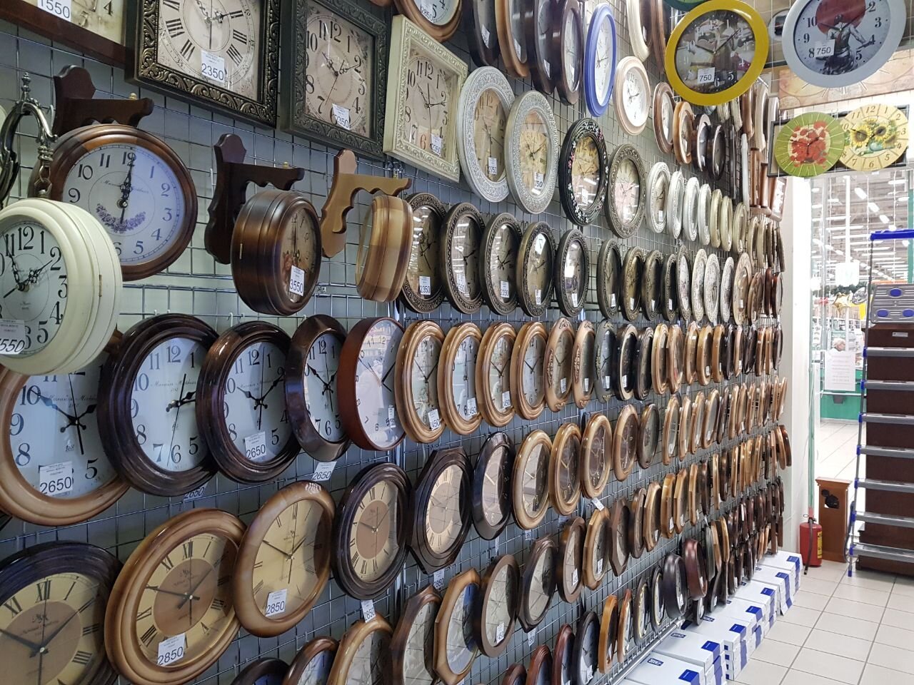 Часы магазин тольятти. Часовой магазин часов. Часовая Лавка. Старый часовой магазин. Часы Каскад.