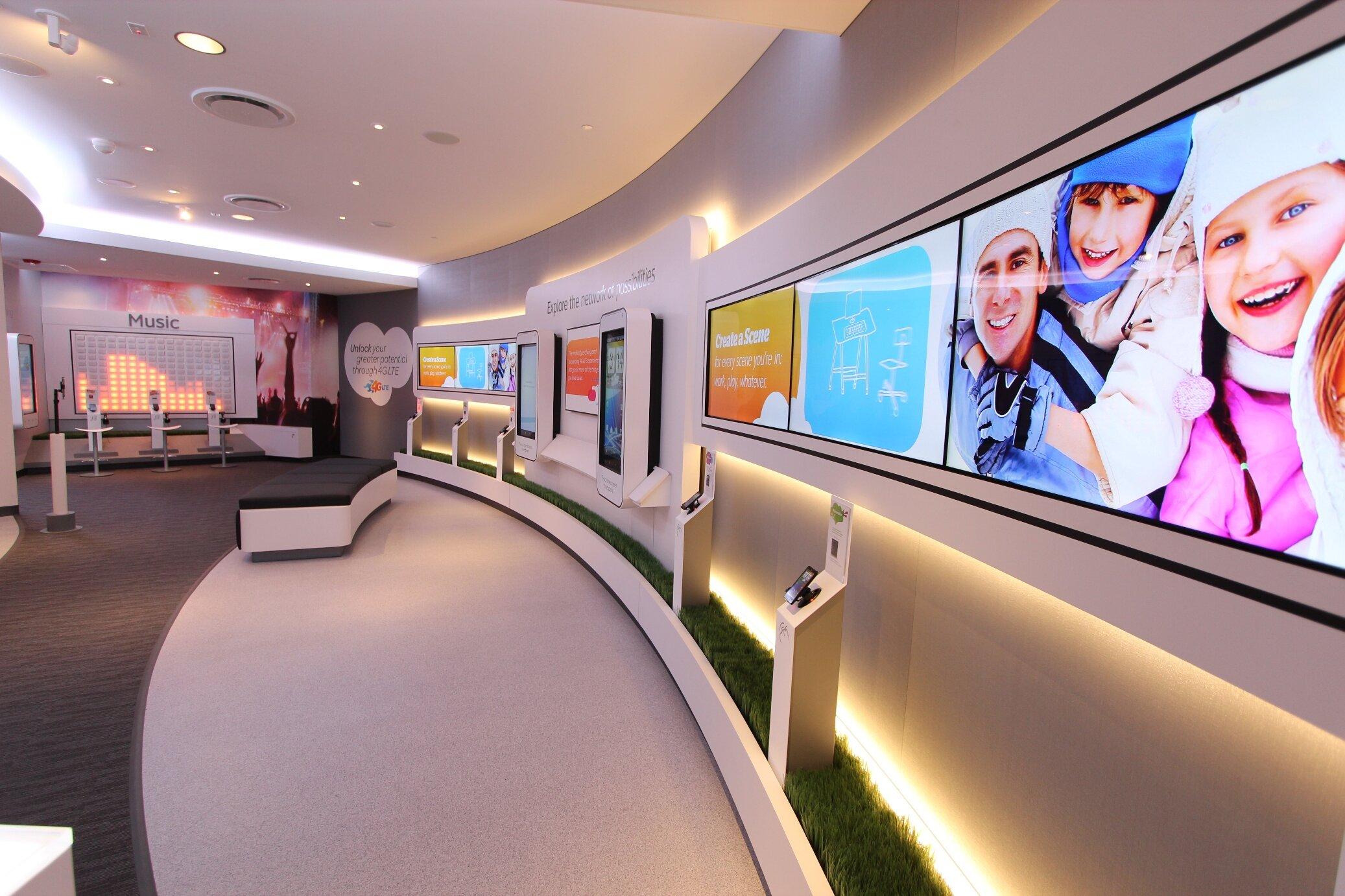 Indoor video. Digital Signage системы. Digital Signage экраны. Рекламные экраны в гостинице. Мультимедиа в рекламе.