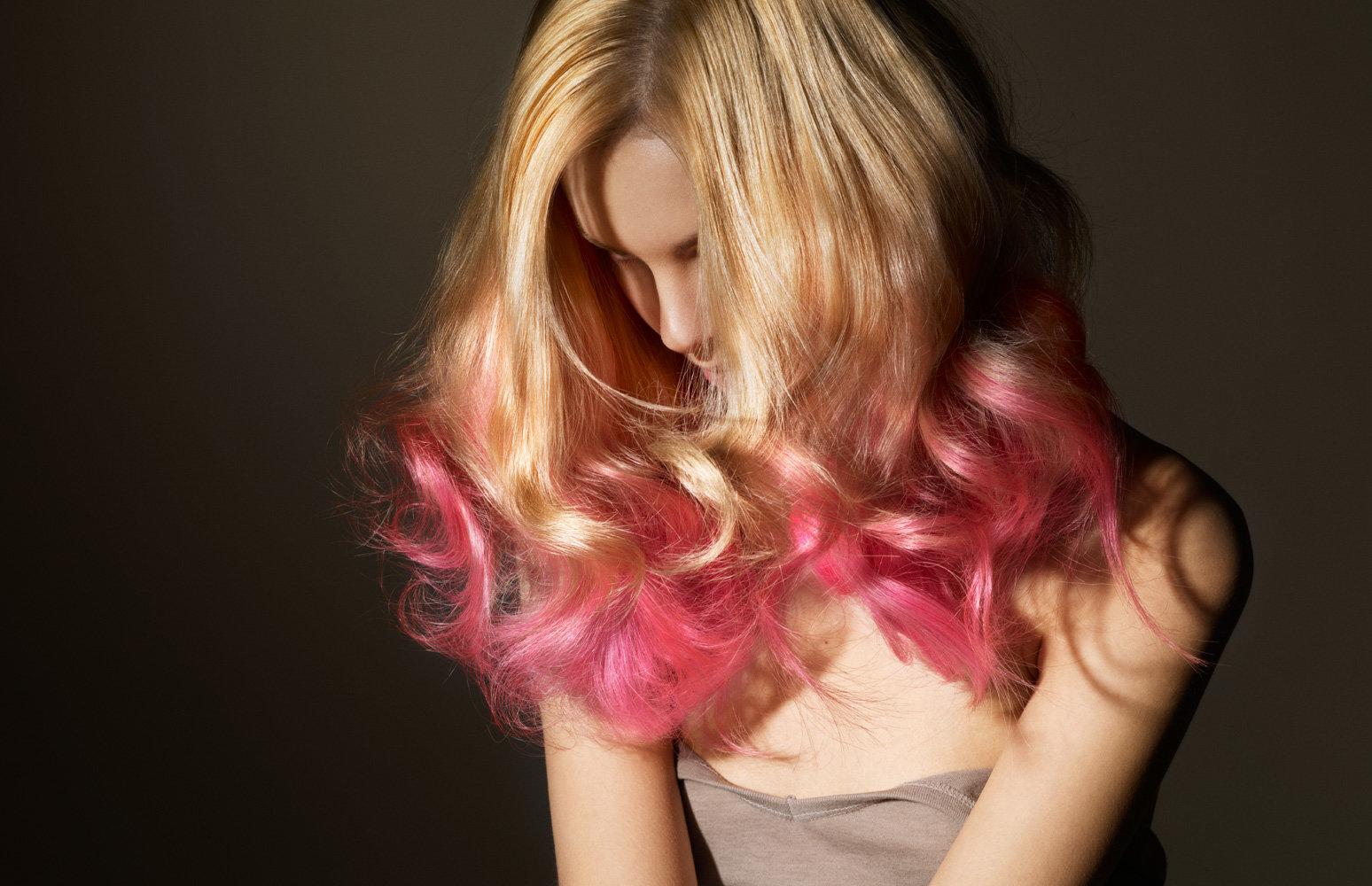 Каким цветом можно покрасить русые волосы. Розовые пряди на русых волосах. Розовые кончики на русых волосах. Цветные кончики волос. Яркое окрашивание кончиков волос.