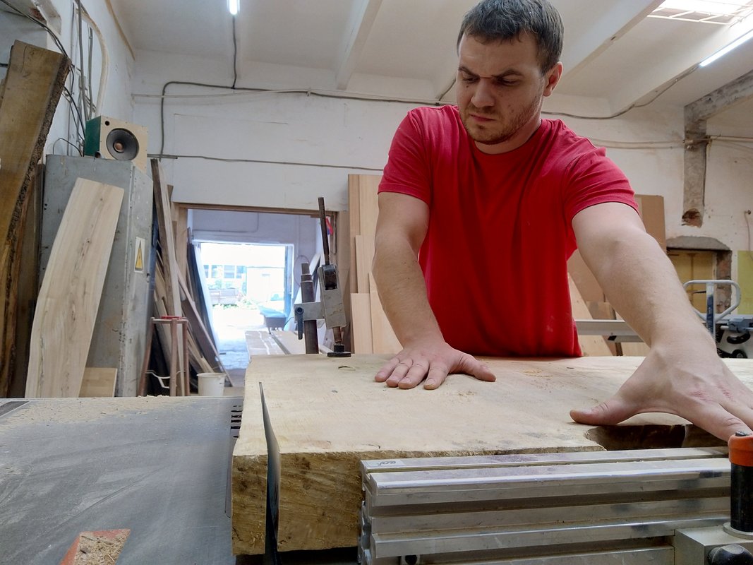 Столярки барнаул. Юрий смольянинов столярная мастерская. Искусственное старение дерева. Кресло кардинал массив сосны. Изделия из брашированного дерева.