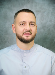 Имплантолог, стоматолог Максим Александрович Медников