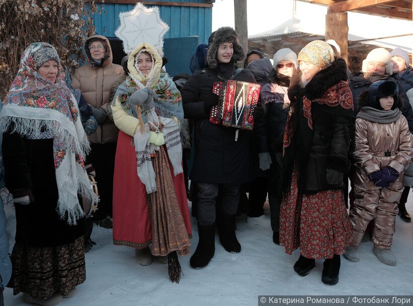 Люди во время рождественских колядок