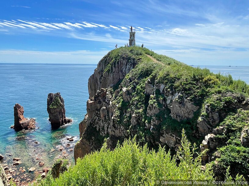 Владивосток, остров Шкота, мыс Маячный летом в солнечный день