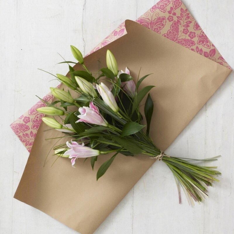 Красивая упаковка букета. Как оформить букет с бумагой. Упаковка букета. Упаковка для цветов. Упаковка букета в бумагу.