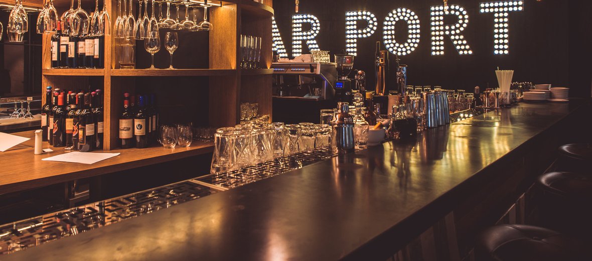 коктейль бар интерьер. бар. барная стойка. бар паб. бар raval в торонто стиль.