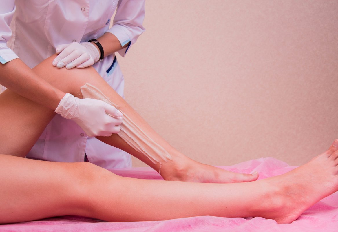 Депиляция ног воском. Депиляция руки полностью. Урок депиляции воском видео. Урок депиляции воском видео. Урок депиляции воском видео.