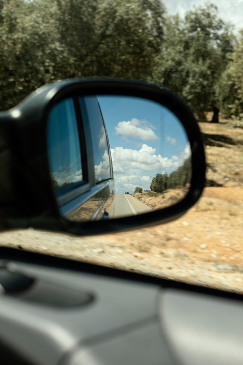 Отражение в зеркале заднего вида авто