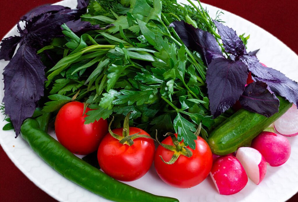 Овощи свежие на столе. Тарелка с зеленью. Свежая зелень. Тарелка с овощами. Овощная тарелка с зеленью.