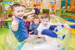 Детский развлекательный комплекс Веселый дворик, с рейтингом 4.7 - находится по адресу Республика Татарстан, Казань, улица Хусаина Мавлютова, 45 