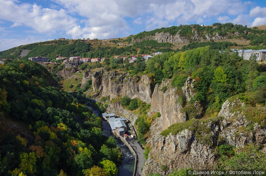 Вид на горно-курортный город Джермук и каньон реки Арпа