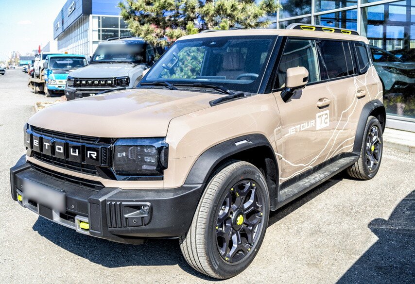 Новый автомобиль Jetour T2 рядом с автосалоном официального дилера