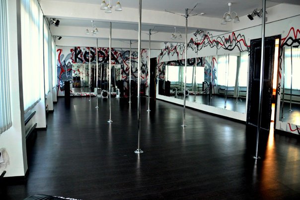 Танцы озерки. Тренер фитнес клуб легенда озерки. Современные танцы. Танцевальная студия mdc nrg. Тверк для начинающих.