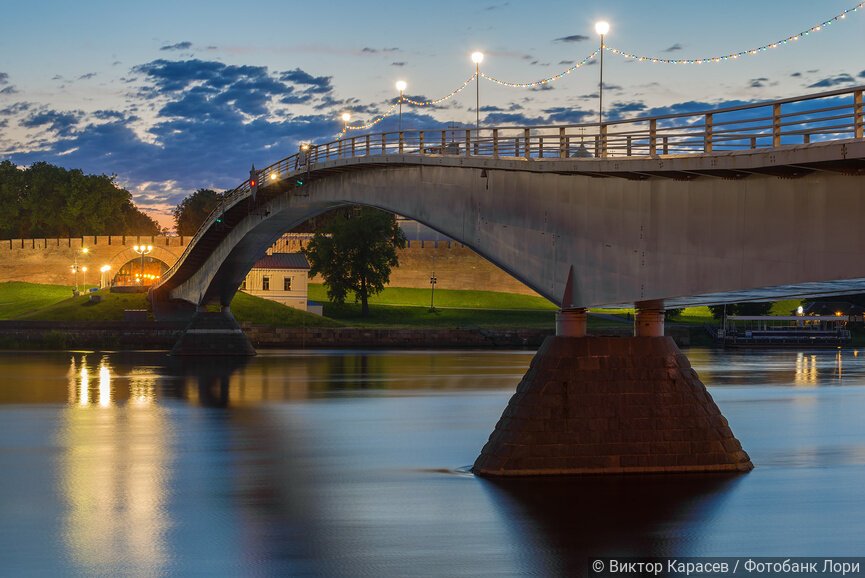 "Горбатый мост" в центре Великого Новгорода, поздний летний вечер