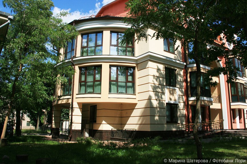 Здание продюсерского центра СПАМАШ, исторический район Осмоловка