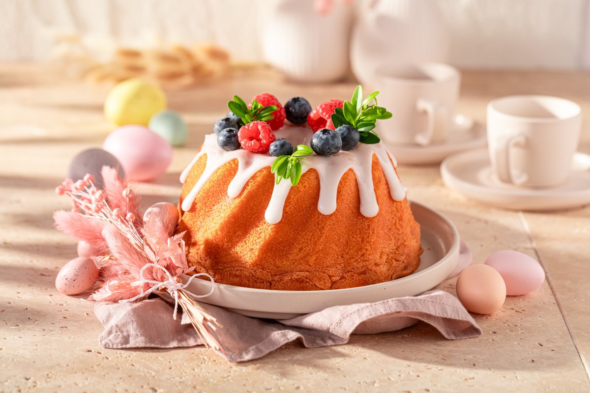 Кулич, украшенный ягодами