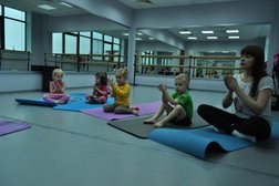 Семейные подвижные занятия Радужные детки, с рейтингом 4 - находится по адресу Калининград, площадь Победы, 10 