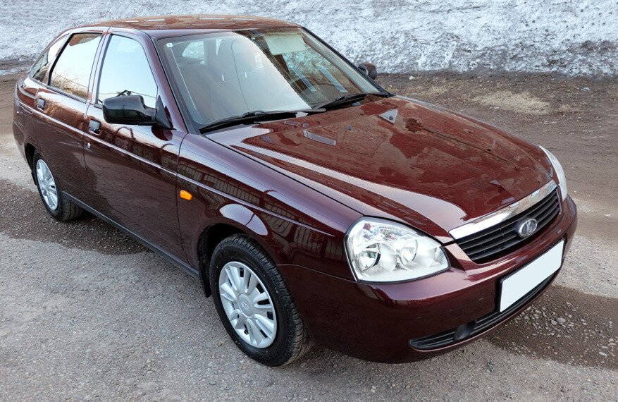 Lada Priora 2012 года, припаркованная на городской улице