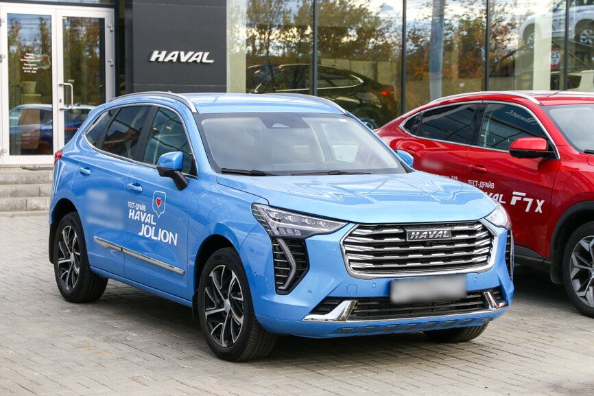 Автомобиль Haval Jolion голубого цвета на парковке автосалона