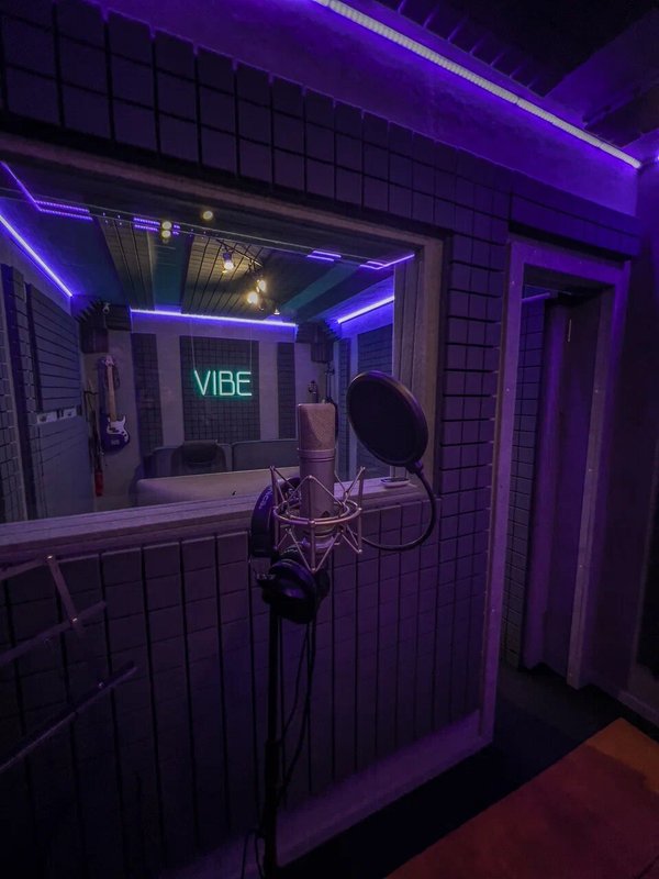 Вайб Рекордс, студия звукозаписи на Нижней Сыромятнической улице в ...