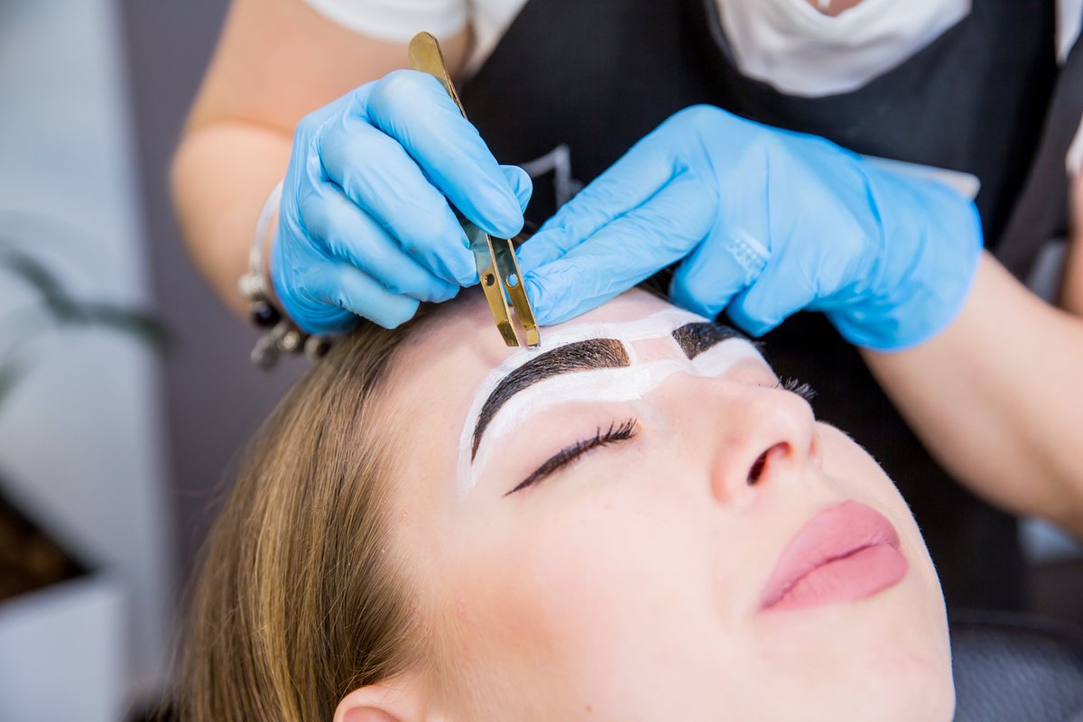 студия коррекции бровей. парикмахерская фэнтези. пергаментный макияж. мастер бровист студия. перманентный макияж.