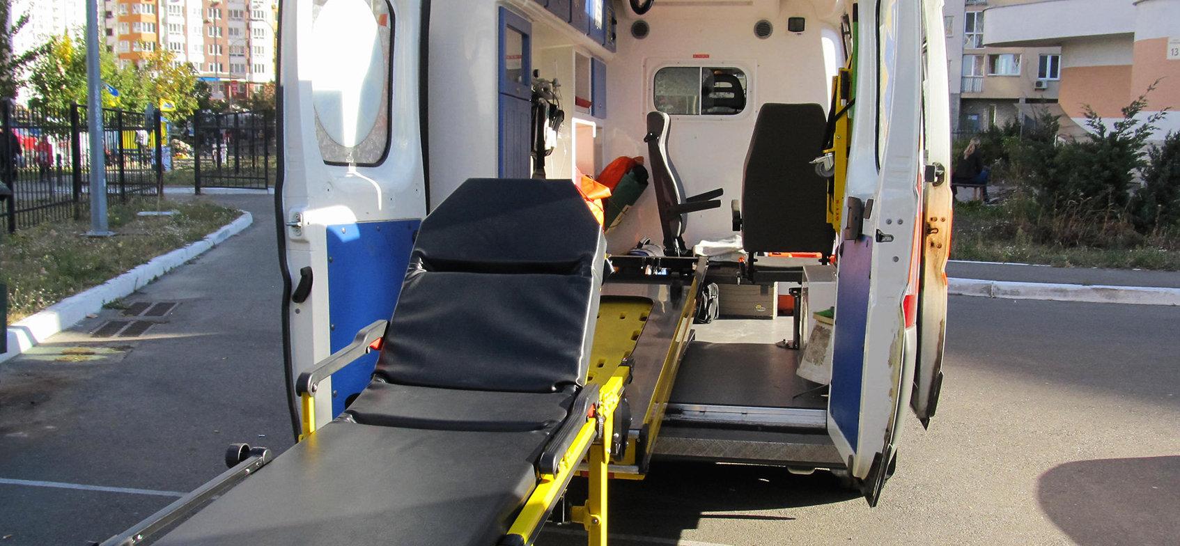 Перевозка лежачих больных. Перевозки лежачих больных нижний тагил. Машина для транспортировки лежачих больных. Договор на перевозку лежачего больного. Перевозка лежачих больных визитка.