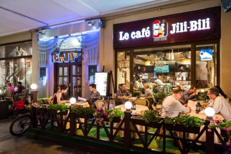 Mini в москве кафе. Жили-были кафе москва. Кафе бара животное. Кафе с капибарами в токио. Дерево в интерьере кафе.