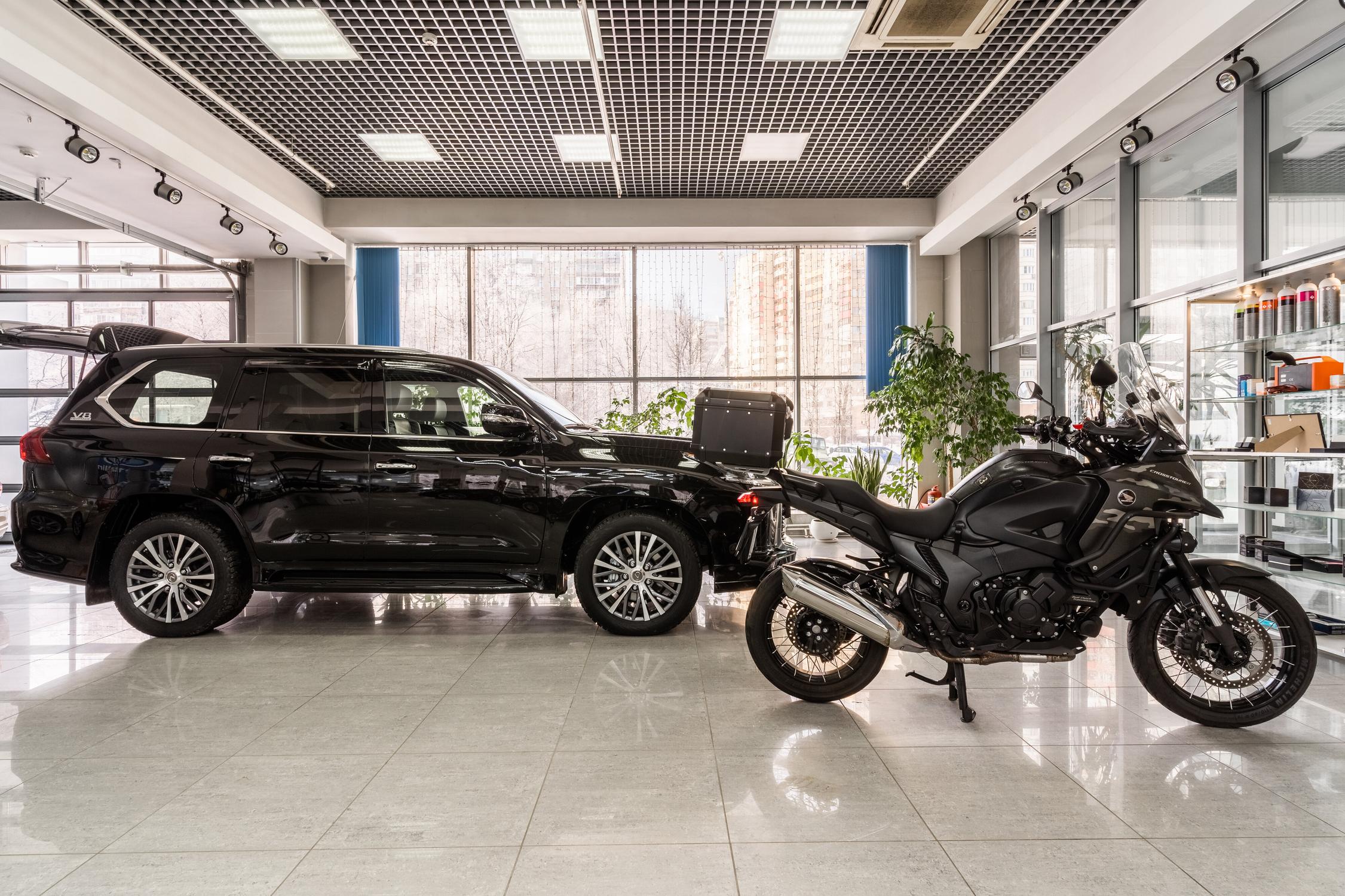 Q detailing. Детейлинг студия. Детейлинг мотоцикла. Детейлинг на Хабаровской. BRP детейлинг на загородном шоссе.