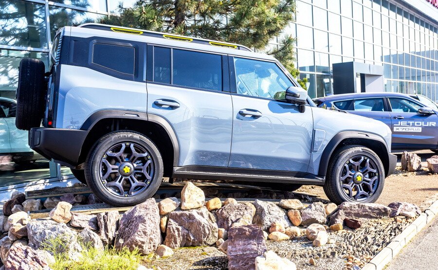 Автомобиль Jetour T2 рядом с выставочным залом официального дилера