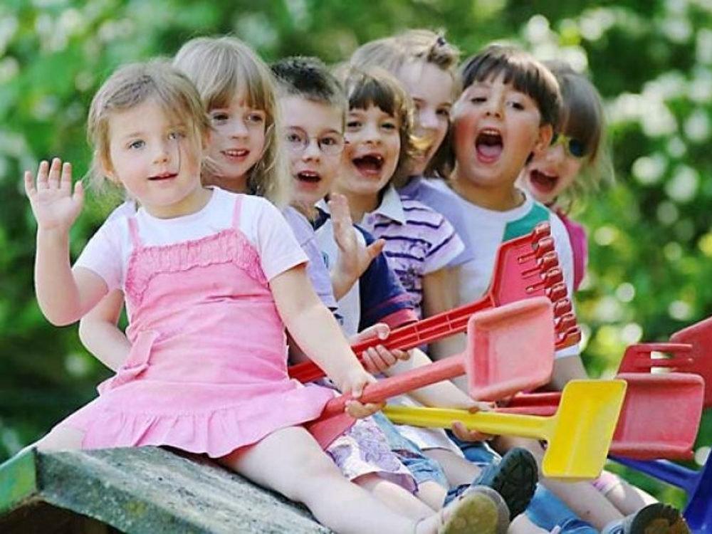 Ребенок играет со сверстниками. Дети в детском саду. Дети в саду. Дошкольники в детском саду. Счастливые дети в детском саду.