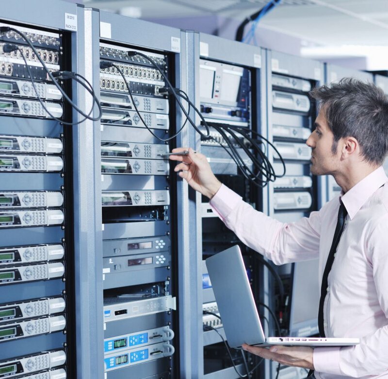 Компьютер на предприятии. It специалист. Сетевое обслуживание компьютеров. Инженер сети. Сетевое обслуживание компьютеров.