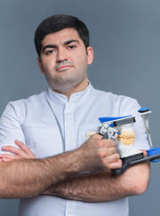 Стоматолог-ортопед, главный врач Унан Геворгович Гулян